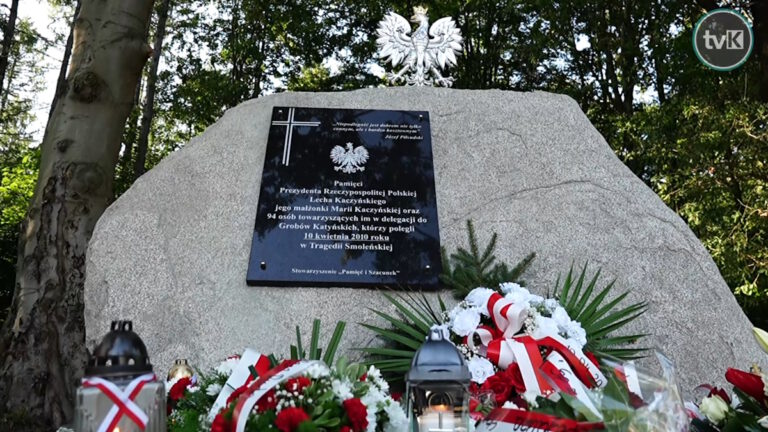 Ofiary katastrofy smoleńskiej upamiętnione tablicą na Przełęczy Kłodzkiej