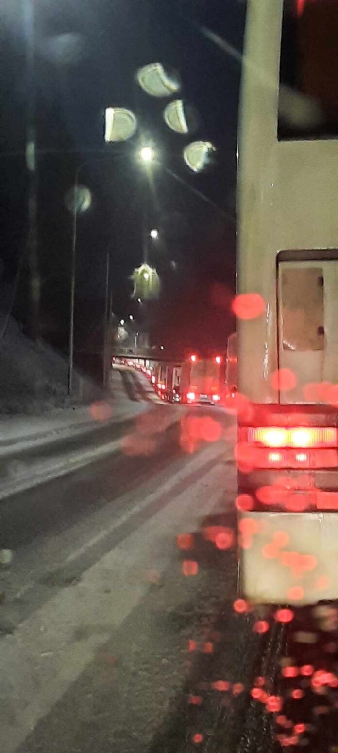 Trudne warunki na drogach powiatu