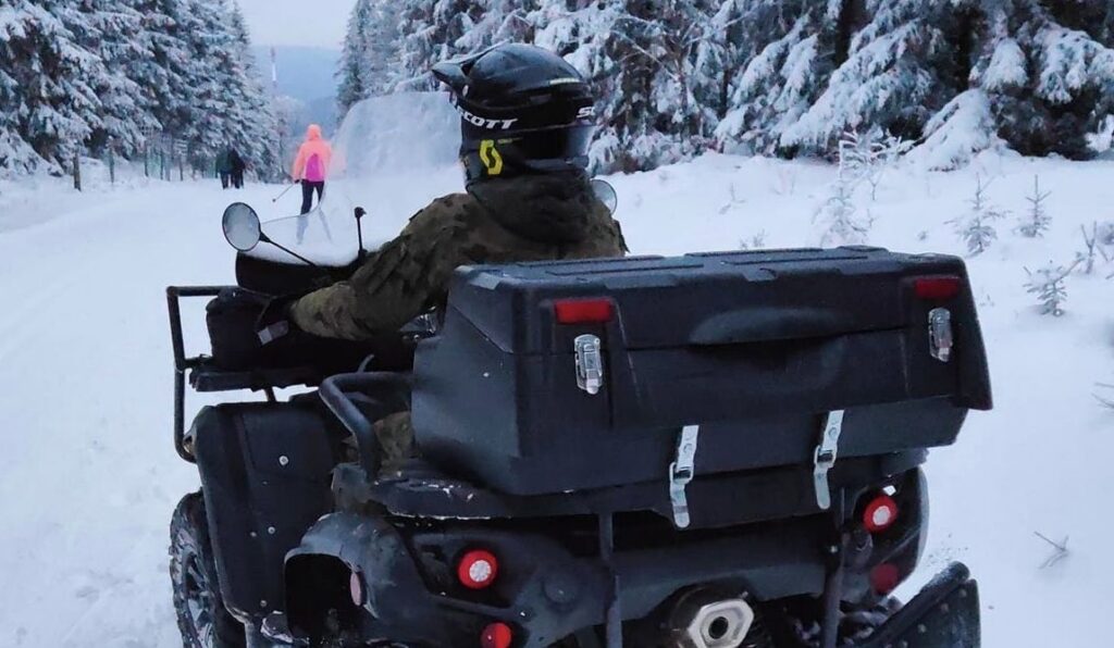 Żołnierze urządzili sobie wyścigi quadami na wyratrakowanych trasach narciarstwa biegowego w Spalonej