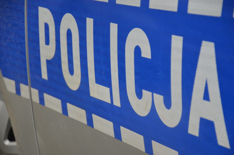 Pijana wjechała w mur przy jednej z posesji
