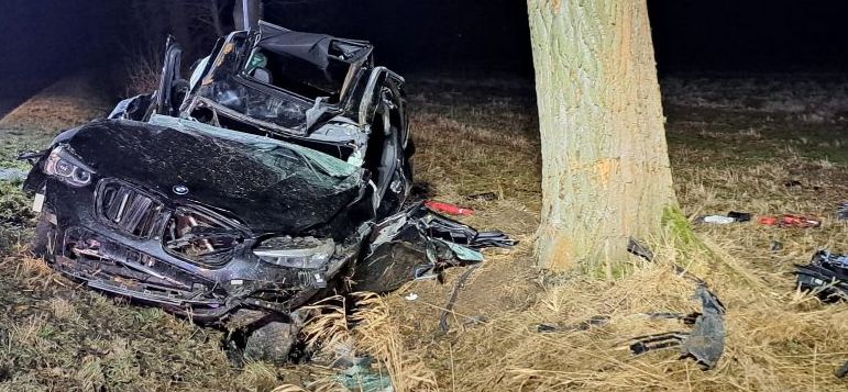 Kierujący BMW X3 uderzyl w drzewo na drodze między Szalejowem a Polanicą