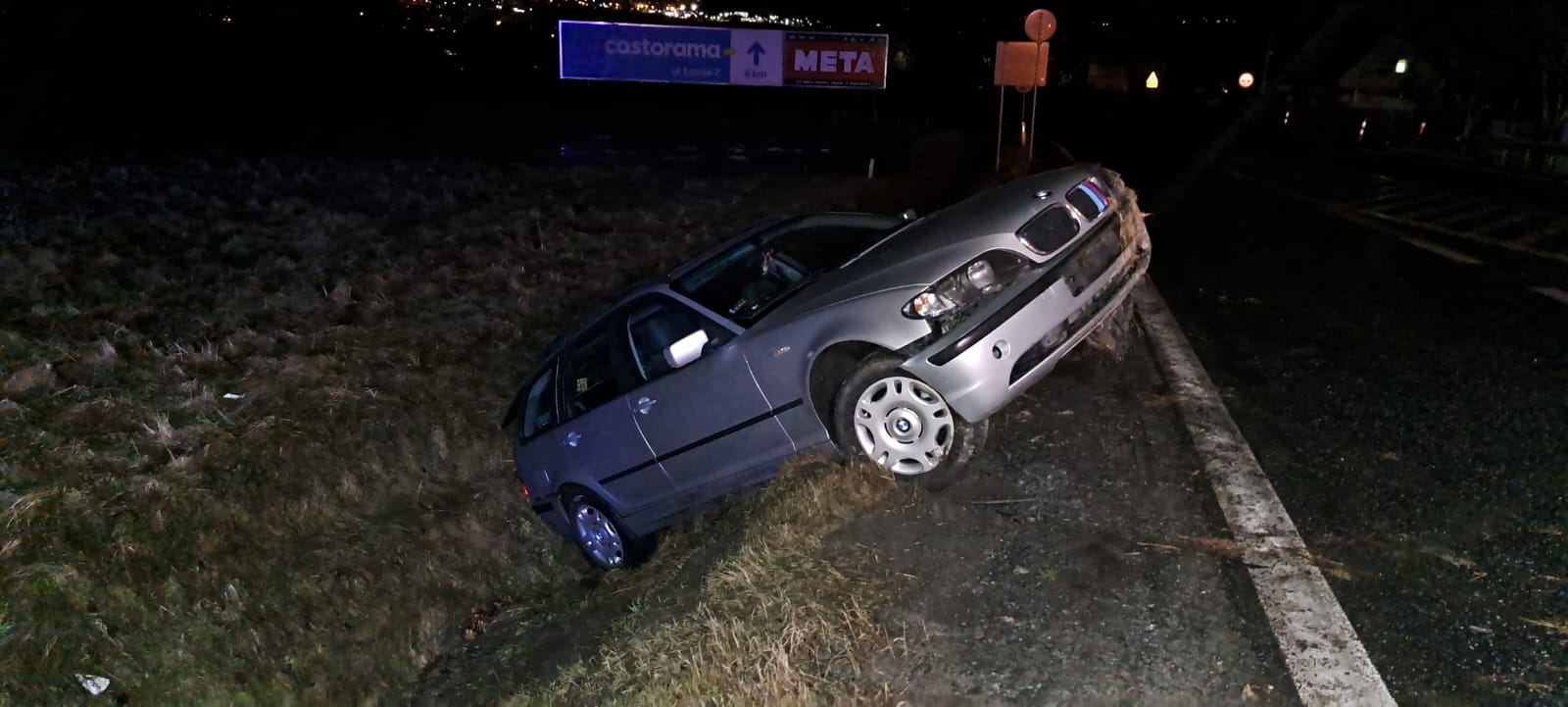 Wypadek w Boguszynie. BMW wpadło do rowu