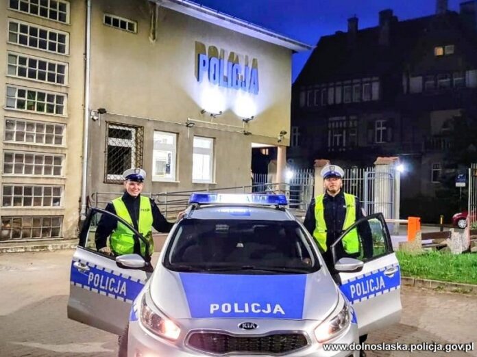 Policjanci z Kłodzka pomogli mężczyźnie