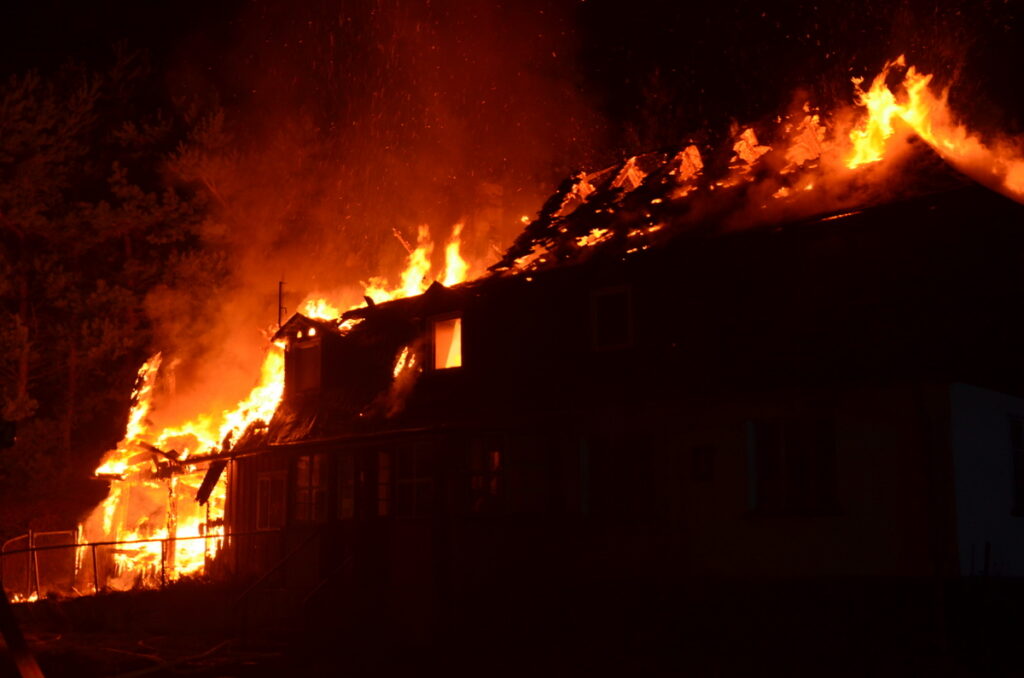 Pożar budynku przy ul. Robotniczej w Szczytnej