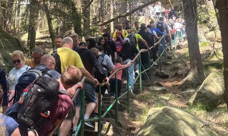 Tłumy na szlakach. Do godz. 17.00 brak biletów na Błędne Skały i Szczeliniec Wielki