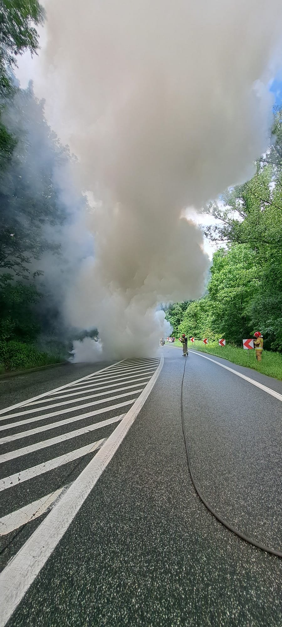 Pożar samochodu na DK-8 w Dębowinie. Droga jest zablokowana!