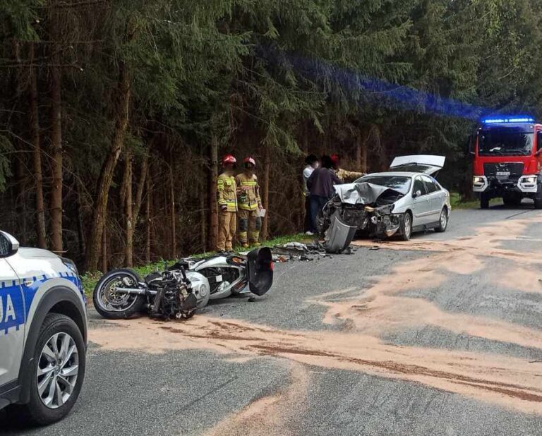 Zderzenie motocykla i osobówki w Mostowicach. Interweniował śmigłowiec LPR