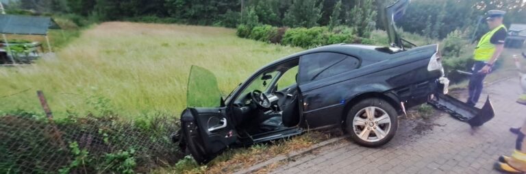 Zdarzenie drogowe na DK-8 w Polanicy-Zdroju. BMW wypadło z drogi