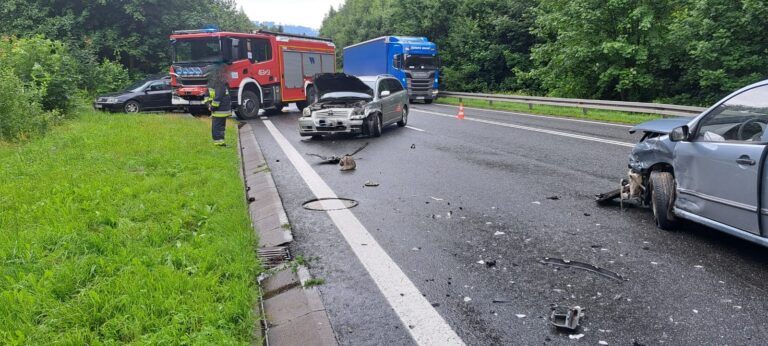 Zderzenie 4 samochodów na DK-8 między Dusznikami-Zdrojem a Lewinem Kłodzkim