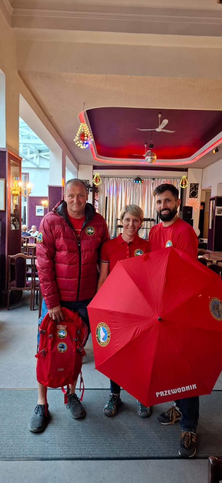 Przewodnicy z Koła Przewodników Sudeckich w Kłodzku z wizytą w Manufakturze szkła Barbara w Polanicy-Zdroju 