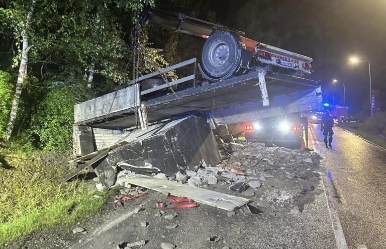 Groźne zdarzenie drogowe na DW-381 w Nowej Rudzie