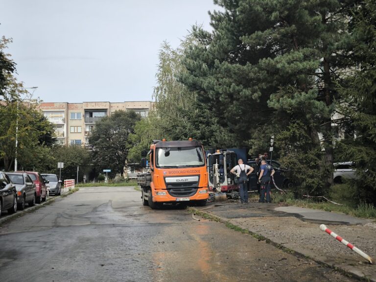 Trwają prace przy usuwaniu awarii sieci wodociągowej na os. Kruczkowskiego w Kłodzku