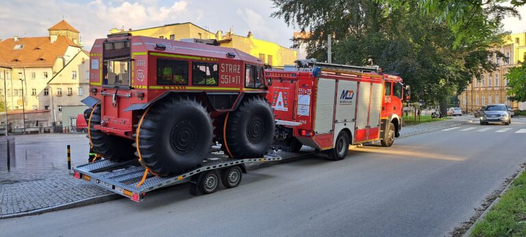 Wielozadaniowy strażacki SHERP wraz ze strażakami z Piły dotarł do Kłodzka