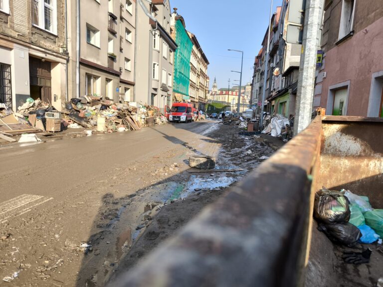 Zgłaszanie szkód powodziowych PZU. Mobilne punkty likwidacji szkód w powiecie kłodzkim