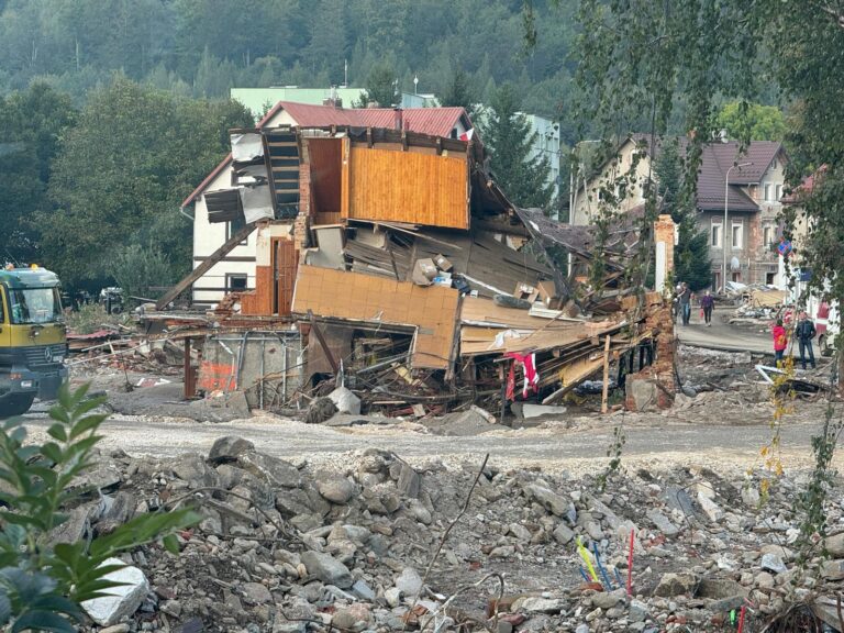 Blisko 190 budynków na terenie gmin Lądek-Zdrój i Stronie Śląskie z zakazem przebywania. Są to m.in. budynki wielorodzinne