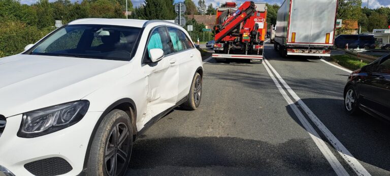 Zderzenie dwóch pojazdów na skrzyżowaniu DK-8 z ul. Zamiejską w Kłodzku