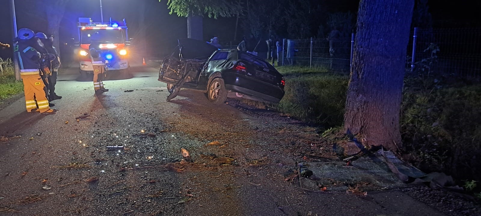 Poważny wypadek w Łężycach. Kierujący osobówką zjechał z drogi i uderzył w drzewo