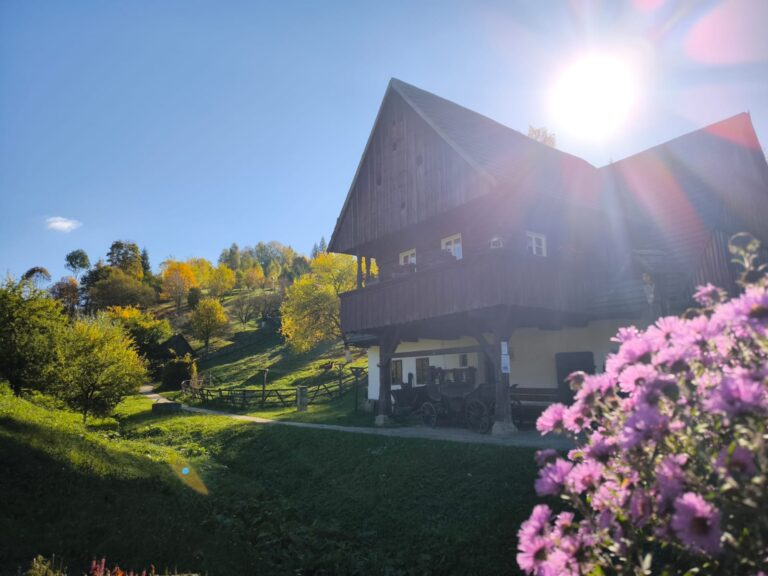 Zachwycająca architektura i niezwykłe widoki. Zobacz Skansen w Pstrążnej w jesiennej szacie