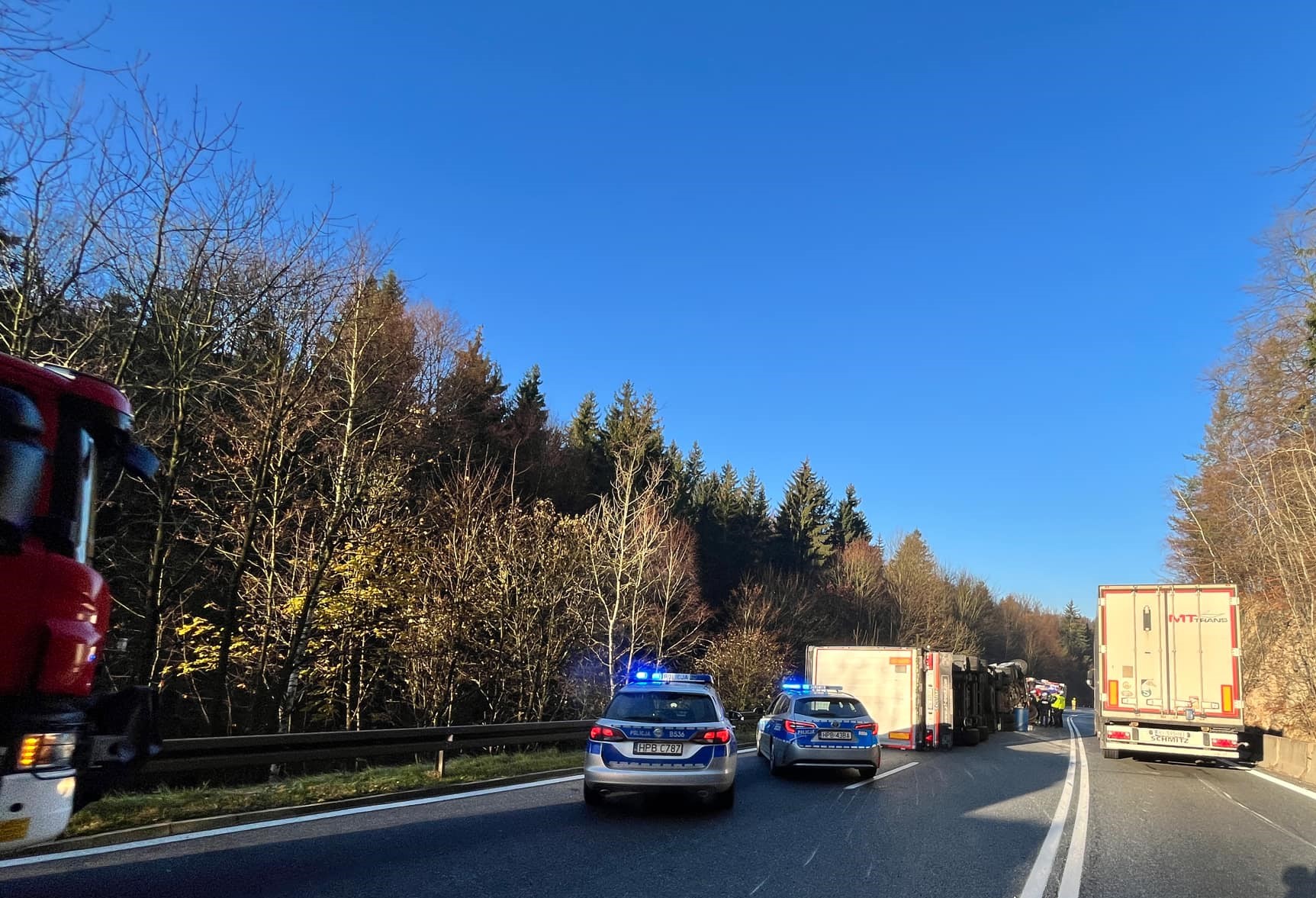 Utrudnienia na DK-8. Między Dusznikami-Zdrojem a Lewinem Kłodzkim przewróciła się ciężarówka