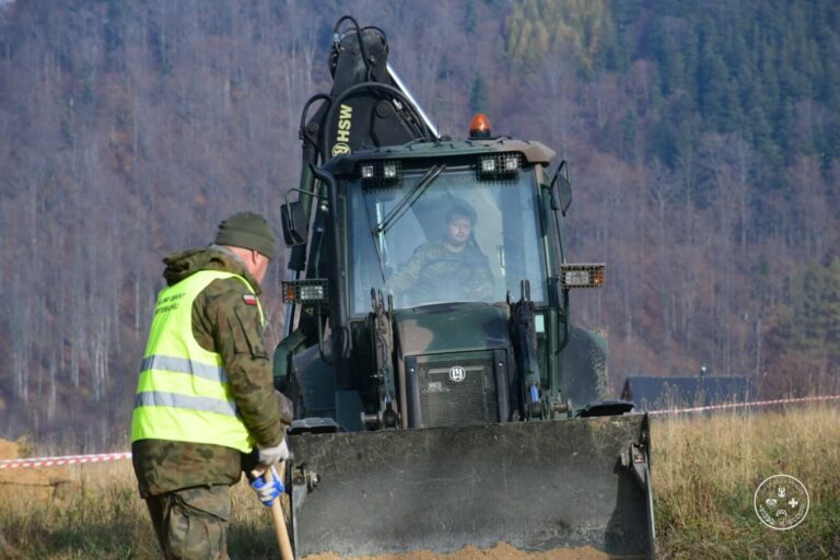 Żołnierze przygotowują teren pod budowę kontenerowego kompleksu przedszkolnego w Stroniu Śląskim