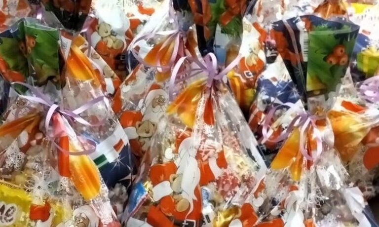 Przedstawiciele kłodzkiej komendy przekazali paczki do Domu Małego Dziecka