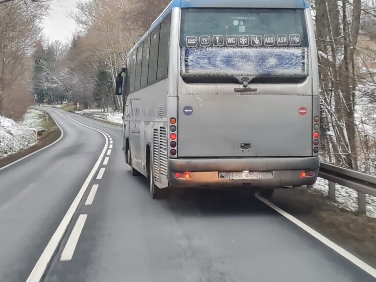 Niesprawny autobus zostawiał na drodze cztery ślady. Trzy dni wcześniej przewoził dzieci!