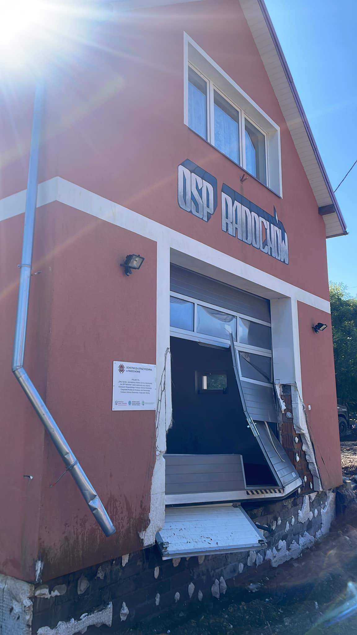 Fundacja „Zobacz Mnie” wsparła strażaków z Radochowa dotkniętych skutkami powodzi