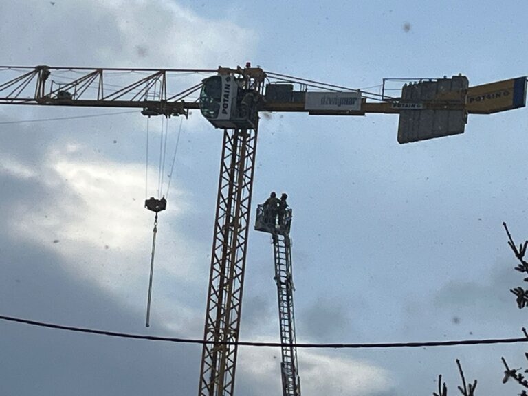 [AKTUALIZACJA] Polanica-Zdrój: operator żurawia zasłabł w kabinie. Niestety 50-letni mężczyzna nie żyje