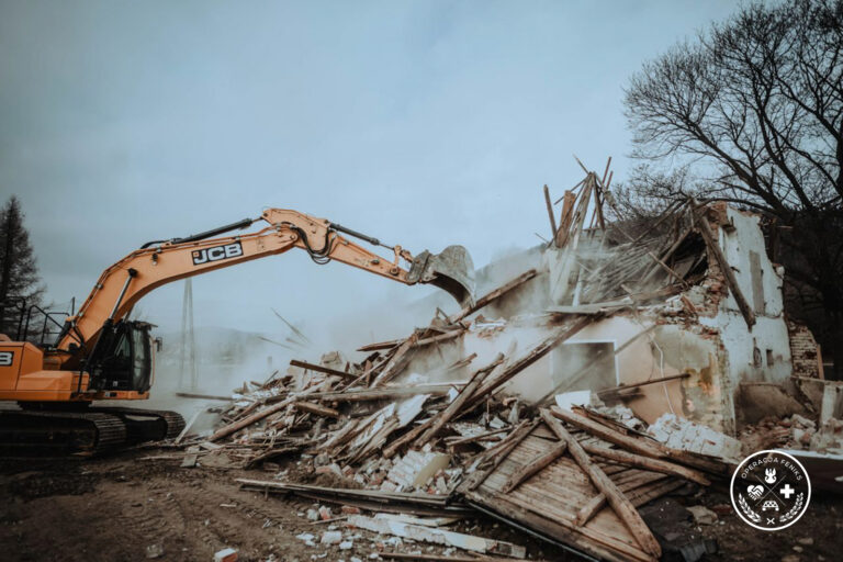 Żołnierze nieustannie pomagają na terenach dotkniętych powodzią. Ruszyły rozbiórki uszkodzonych budynków