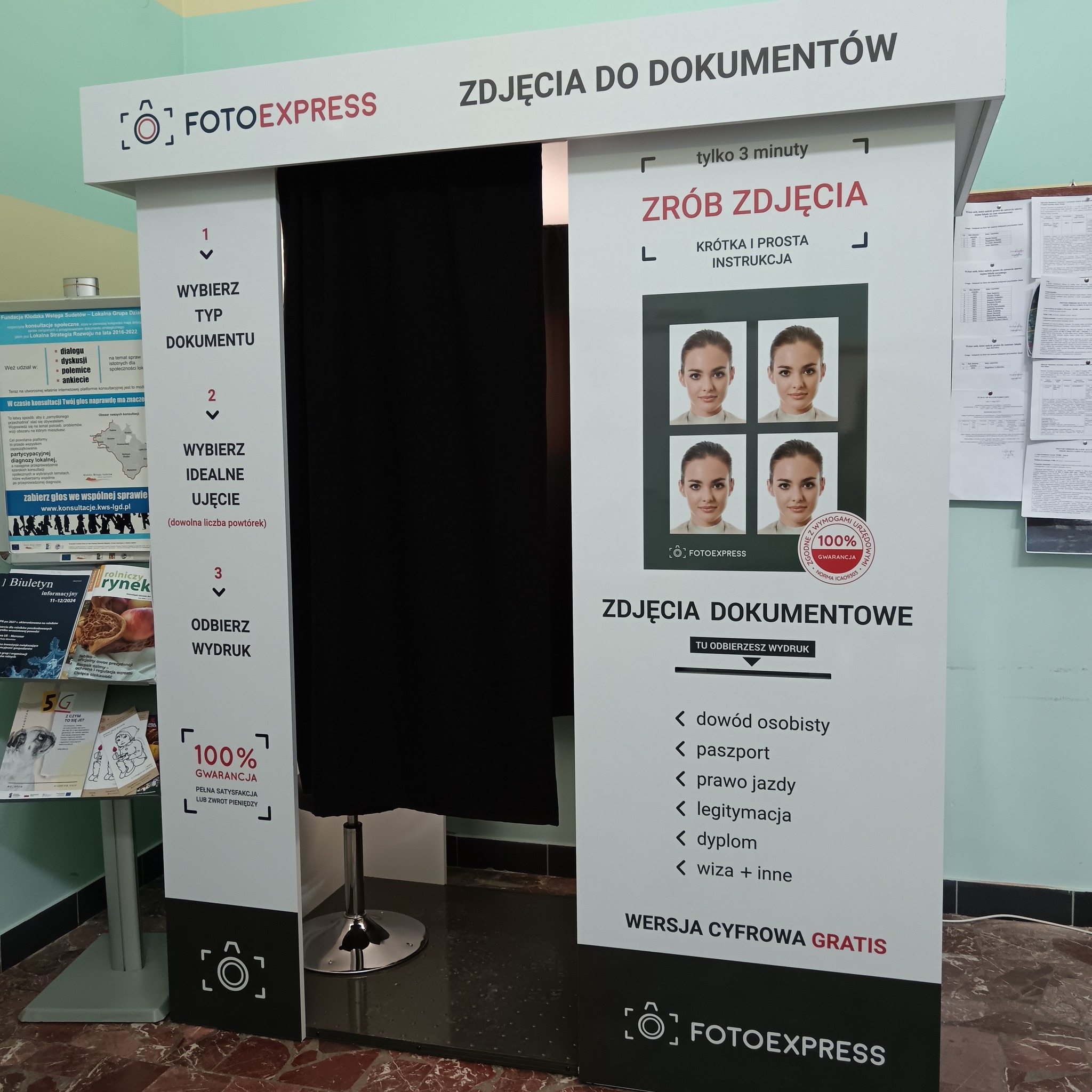 Nowoczesna fotokabina w urzędzie w Szczytnej