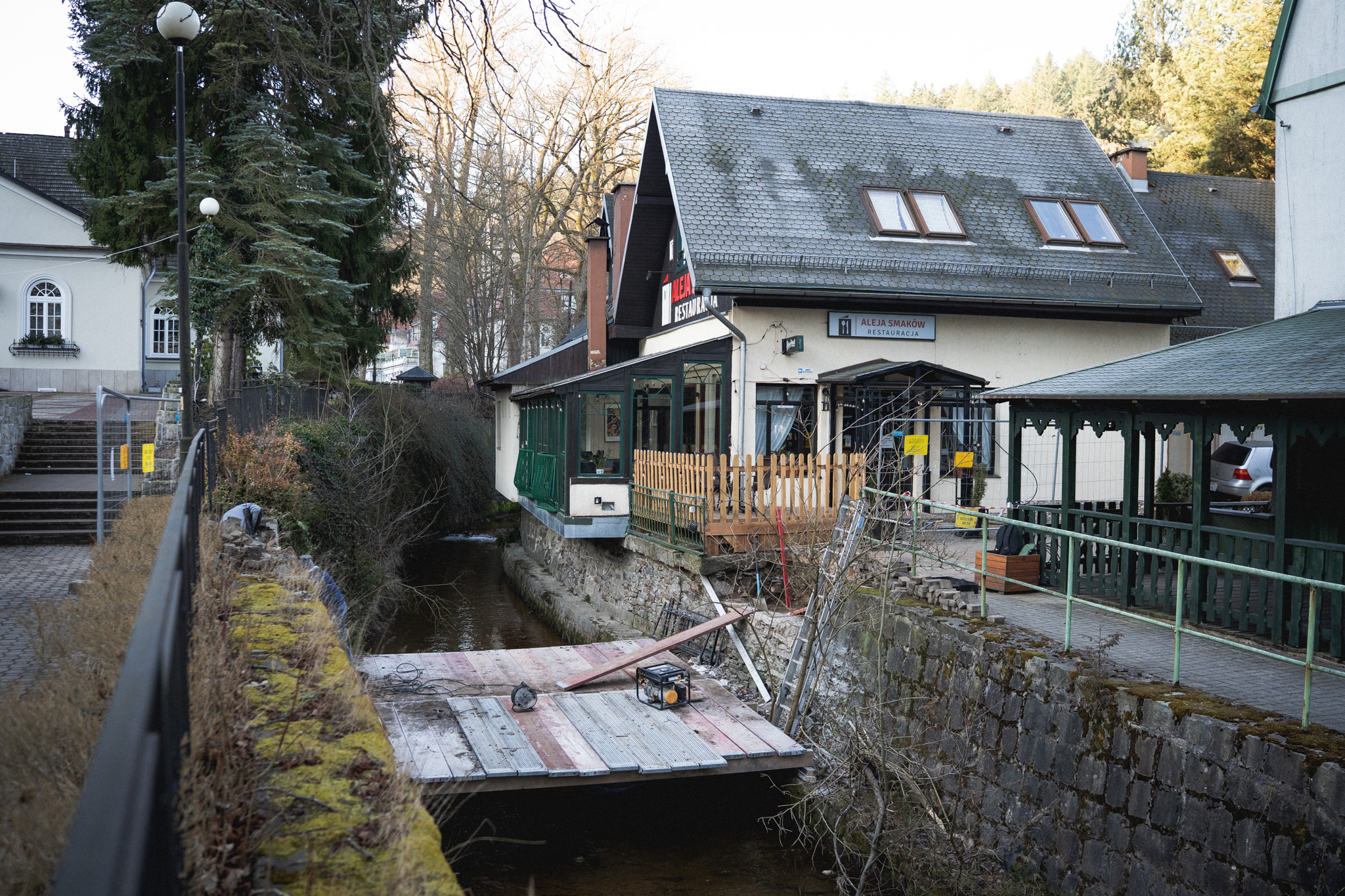 Trwa remont drugiego mostku w dusznickim Parku Zdrojowym