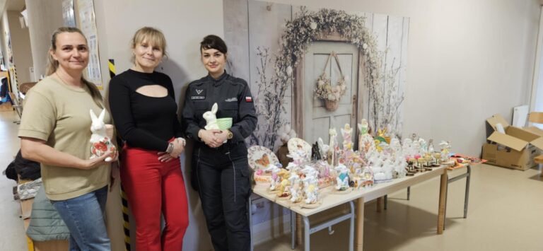 Wielkanocne rękodzieła wykonane przez osadzonych z Zakładu Karnego w Kłodzku wsparły szkolny kiermasz