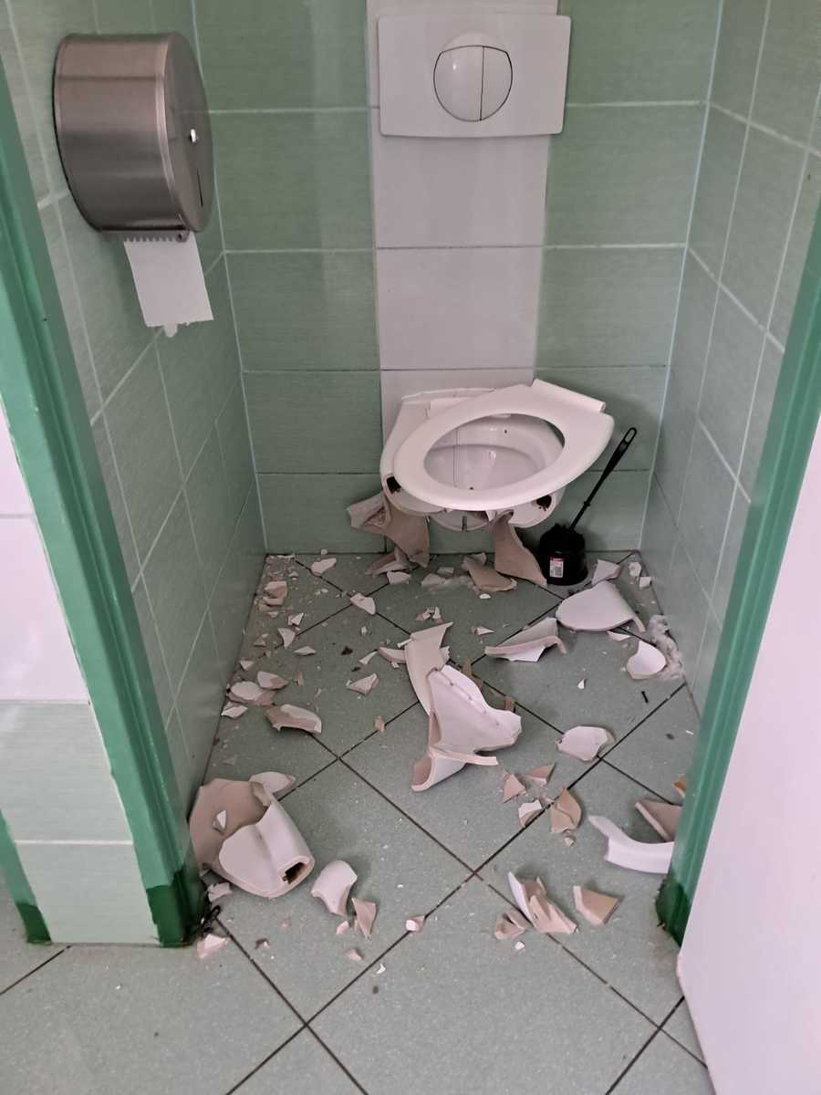 14-latek z Kudowy-Zdroju wrzucił petardę do szkolnej toalety. Sprawą zajmie się sąd rodzinny