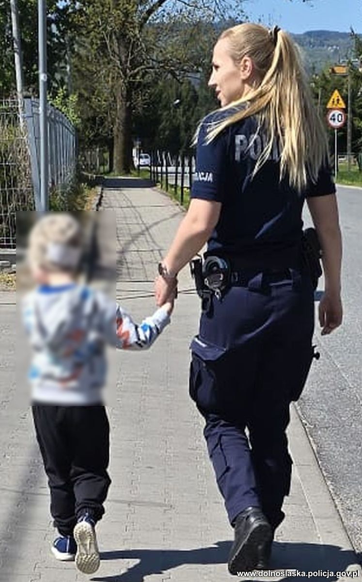 4-latek oddalił się od przedszkolnej grupy i samotnie poruszał się wzdłuż ruchliwej drogi krajowej nr 33