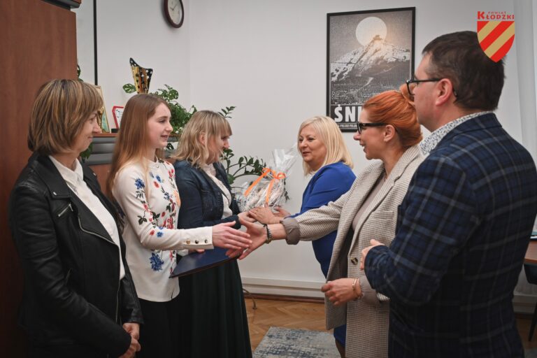 Mistrzyni Polski w łucznictwie halowym gościła na posiedzeniu Zarządu Powiatu Kłodzkiego