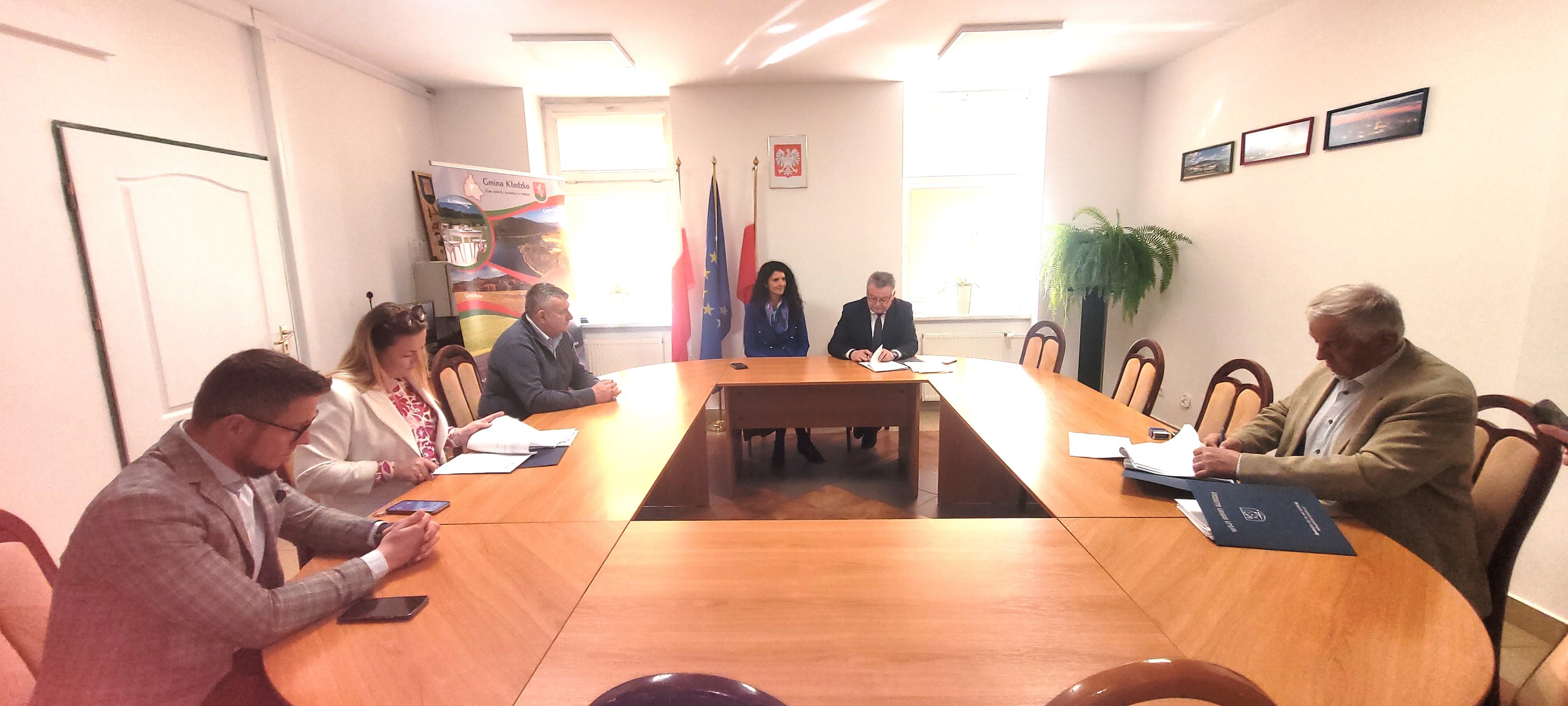 Podpisano umowy z wykonawcami czterech obiektów mostowych w gminie Kłodzko