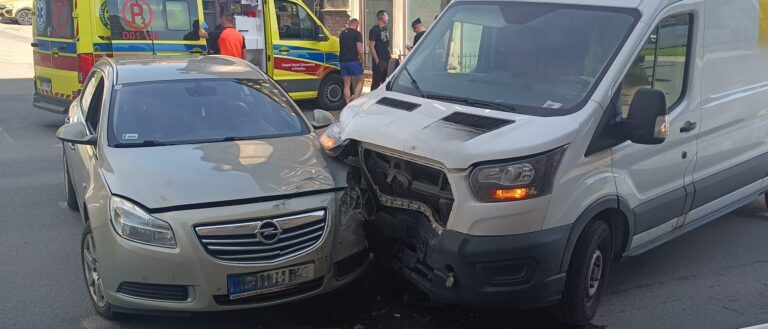 Kolizja na ul. Połabskiej w Kłodzku. Są utrudnienia w ruchu