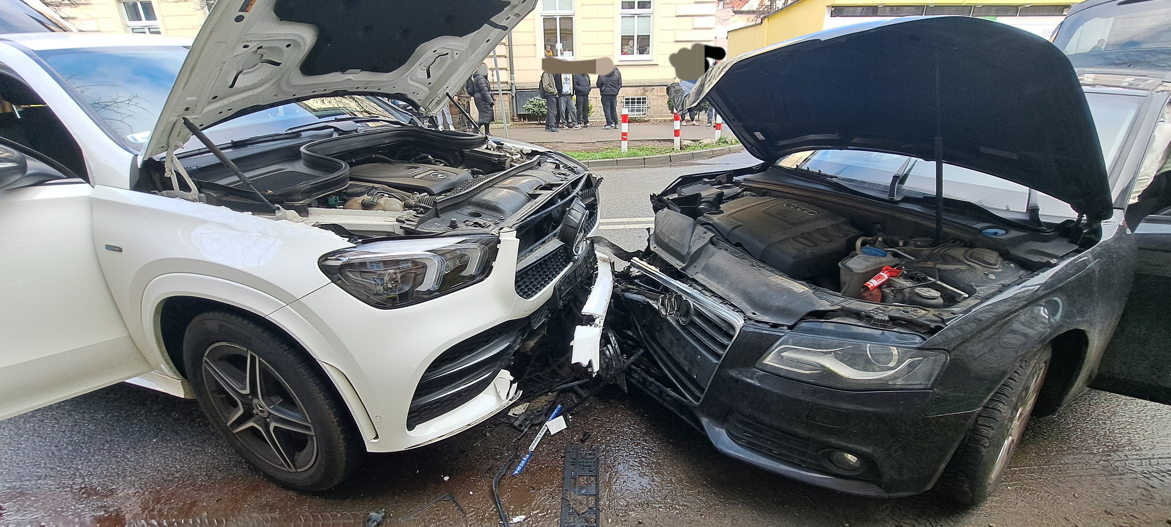 Zderzenie na ul. Bohaterów Getta w Kłodzku. Są utrudnienia w ruchu!