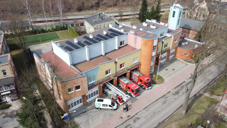 Straż pożarna zasilana zieloną energią. 5 jednostek PSP, w tym w Nowej Rudzie, otrzymało fotowoltaikę i agregaty od EDP