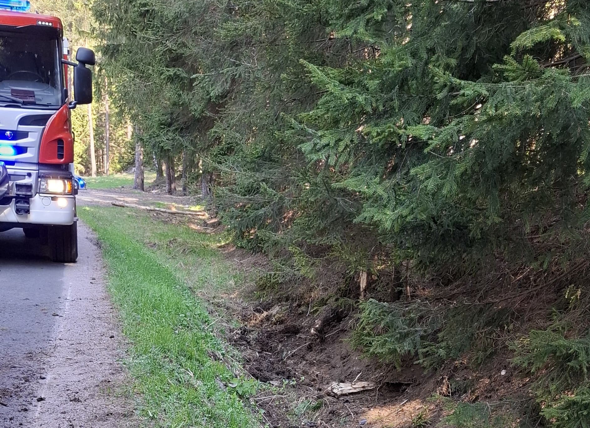 Zdarzenie drogowe na DW-389 między Zieleńcem a Lasówką. Ruch wahadłowy
