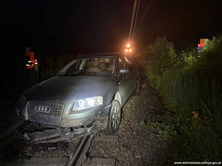 Pijany kierowca porzucił auto na torach. Katastrofie zapobiegła szybka reakcja maszynisty