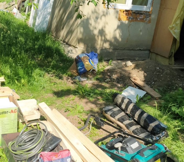 Włamał się do altanki, ukradł sprzęt ogrodniczy, a łup przenosił na swoją działkę