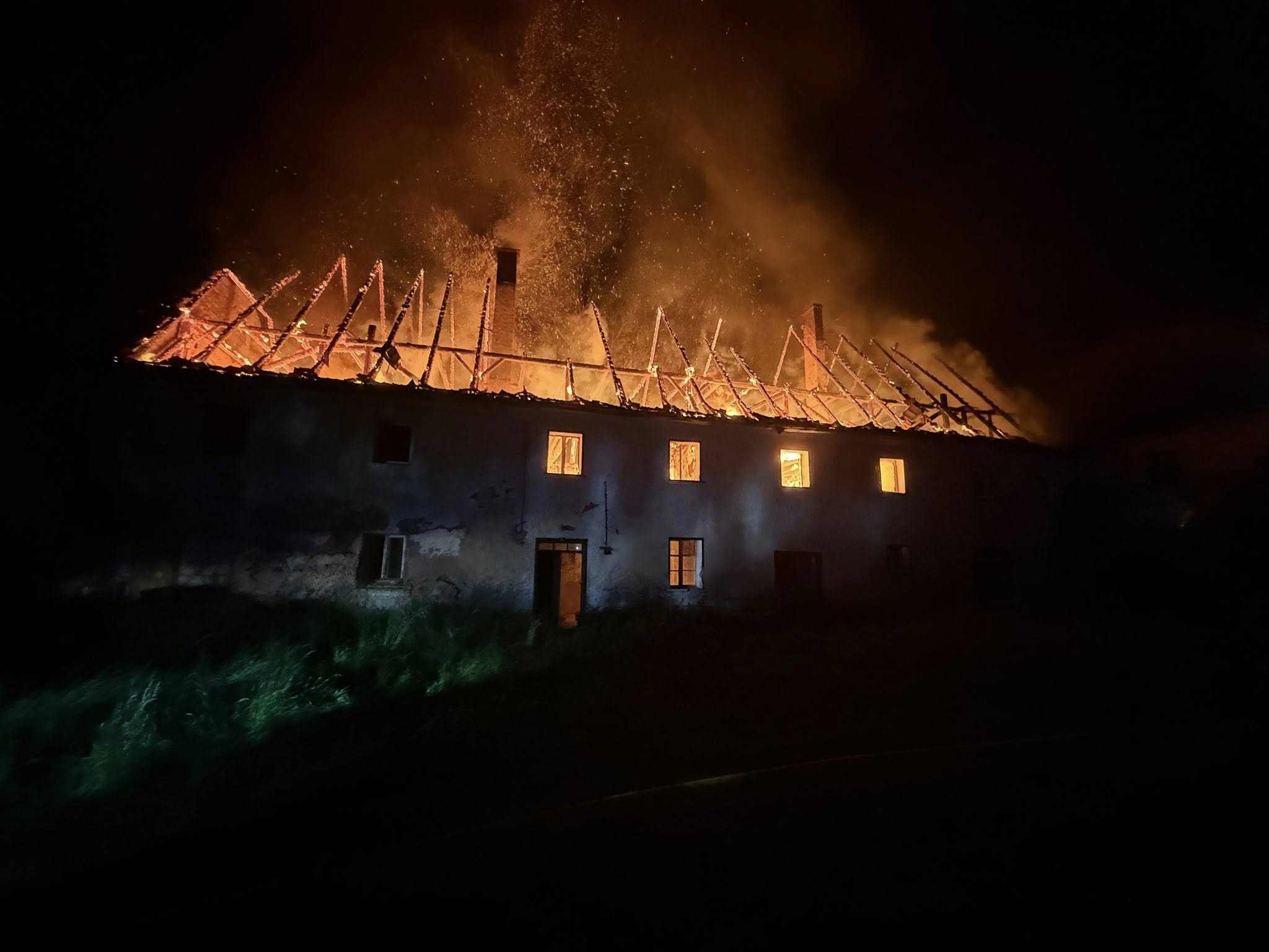 Nocny pożar w Bożkowie. Ogień strawił znaczną część budynku