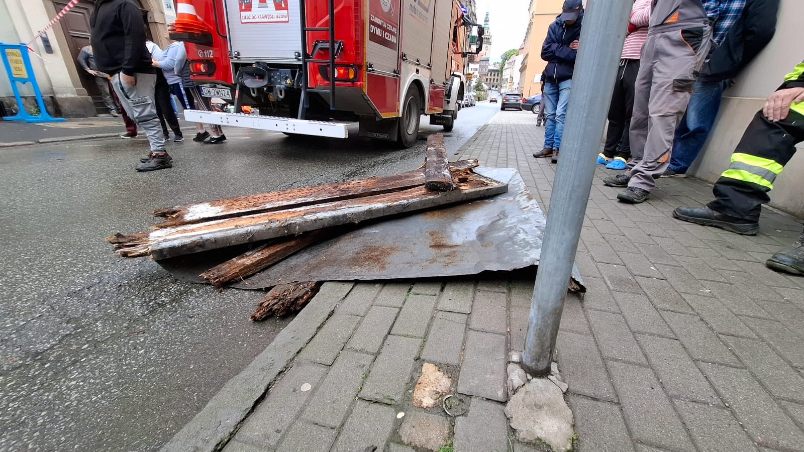 Tragiczny wypadek na ul. Czeskiej w Kłodzku. Nie żyje 43-letnia kobieta, która wpadła do studni