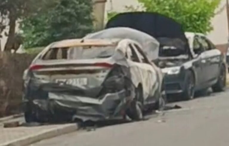 Nocny pożar samochodów przy ul. Warszawy Centrum w Kłodzku