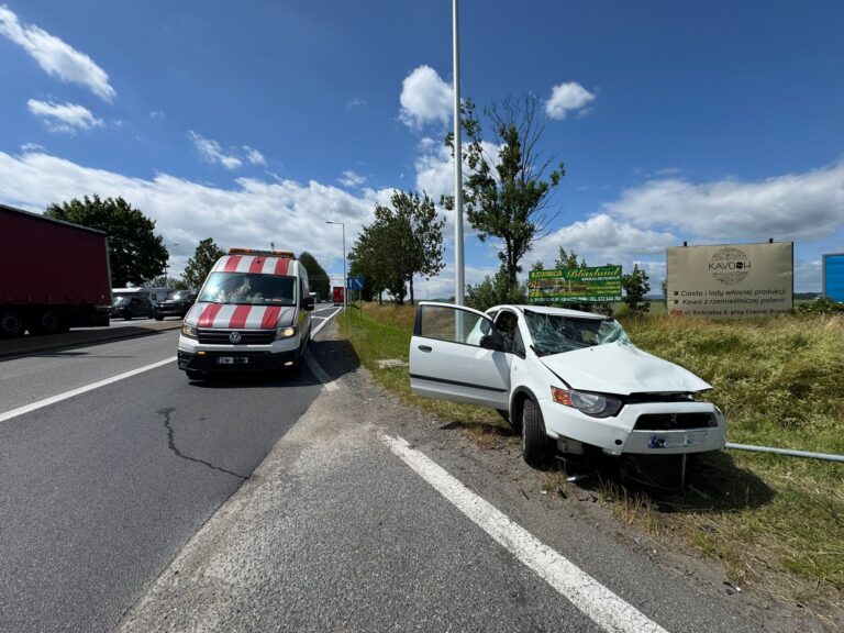 Poranny wypadek w Kłodzku. Kierujący ciężarówką zignorował czerwone światło i miał bliisko 1,5 promila