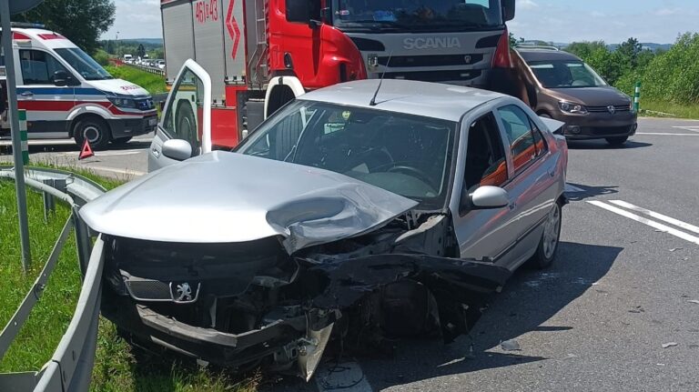 Zderzenie dwóch pojazdów na skrzyżowaniu DK-8 z ul. Zamiejską w Kłodzku