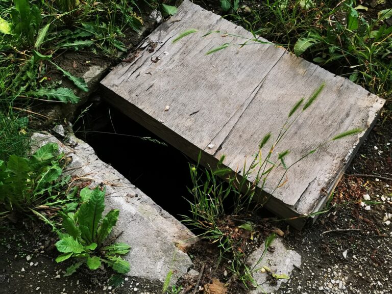 Niezabezpieczone studzienki i składowisko popiołu przy ul. Łużyckiej w Kłodzku. Mieszkańcy alarmują