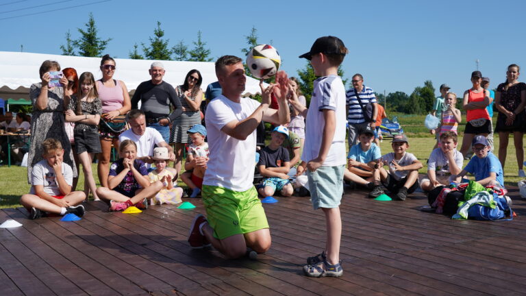 Rodzinne święto w Niwie. Parafialny piknik pełen atrakcji i dobrej zabawy
