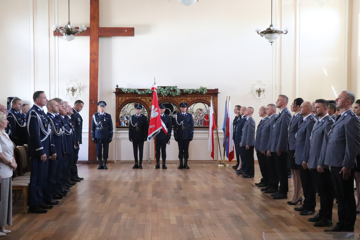 Święto Policji w powiecie kłodzkim. Wręczono odznaczenia i awanse na wyższe stopnie służbowe [Foto]